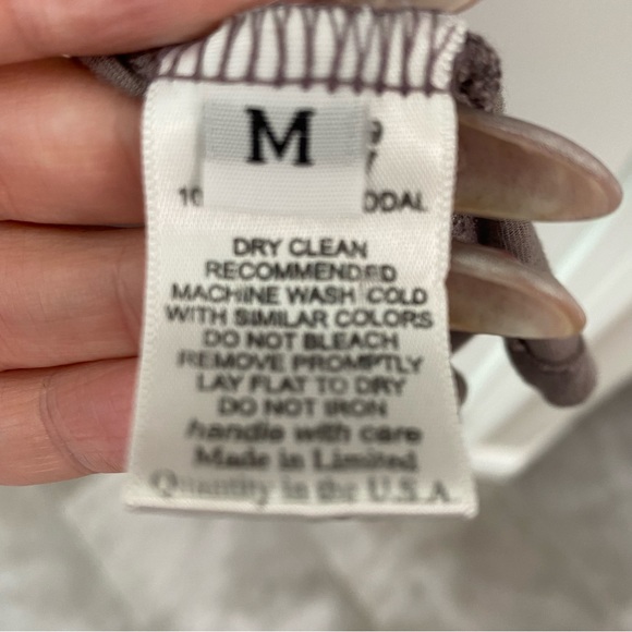 Lauren Moshi taupe v-neck tee with leopard cat graphic - Picture 5 of 5